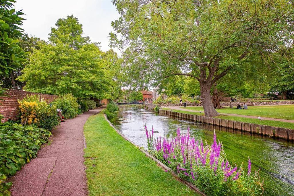 The Most Central Apartment In Canterbury Stunning Interiors, Fully Equipped, City Views And Free Wifi! Eksteriør bilde